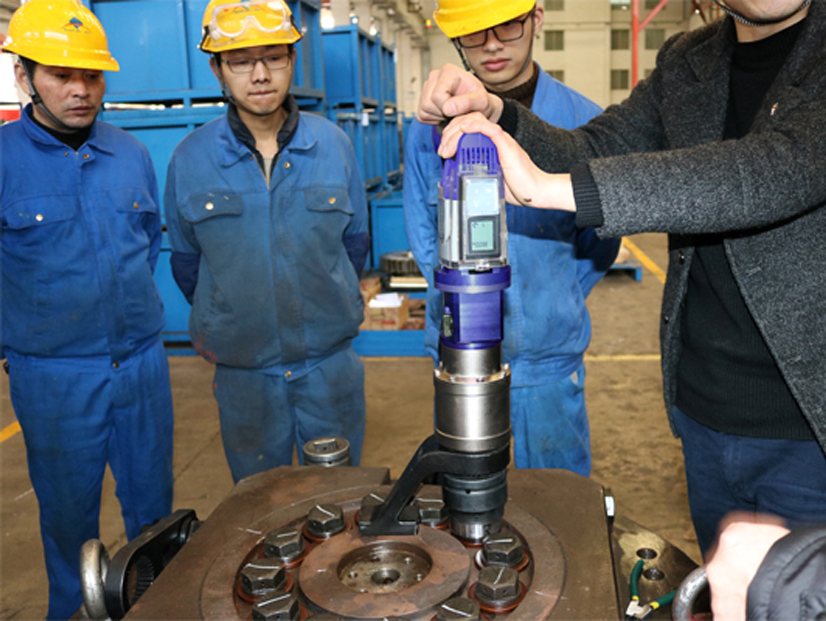 The custom non-standard reaction arm and electric torque wrench for the user have been delivered smoothly.