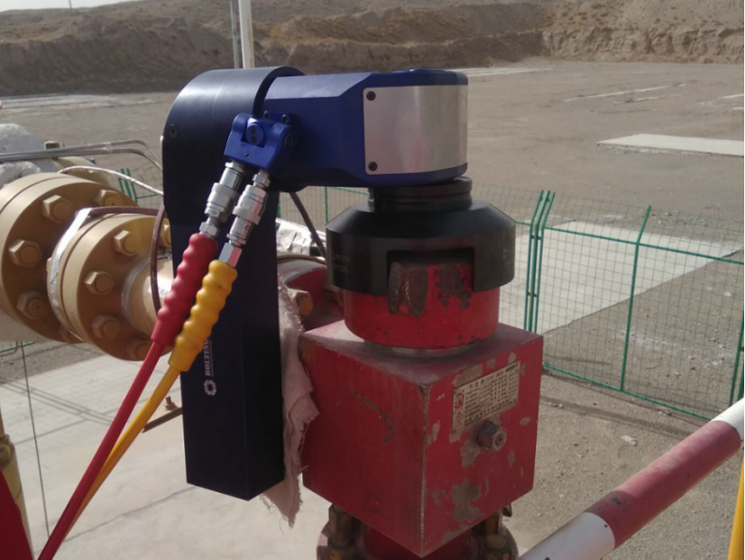 Gas well fixed throttle valve hydraulic torque wrench construction site